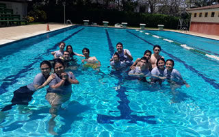 Última clase de natación de los seniors