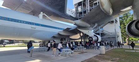 Esta mañana recibieron un tour de el local donde astronautas entrenan para llegar y vivir en espacio y para el centro espacial en la luna y martes.